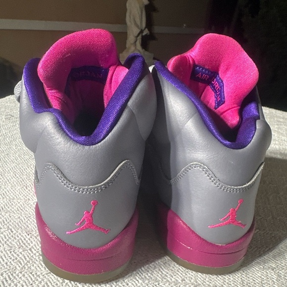 Jordan 5 Retro
Cement Grey Pink (GS) Sneakers - Picture 4 of 8